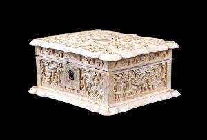 <br><b>Lot 125</b><br>Chinese Carved Bone Trinket Box w/ Dragons